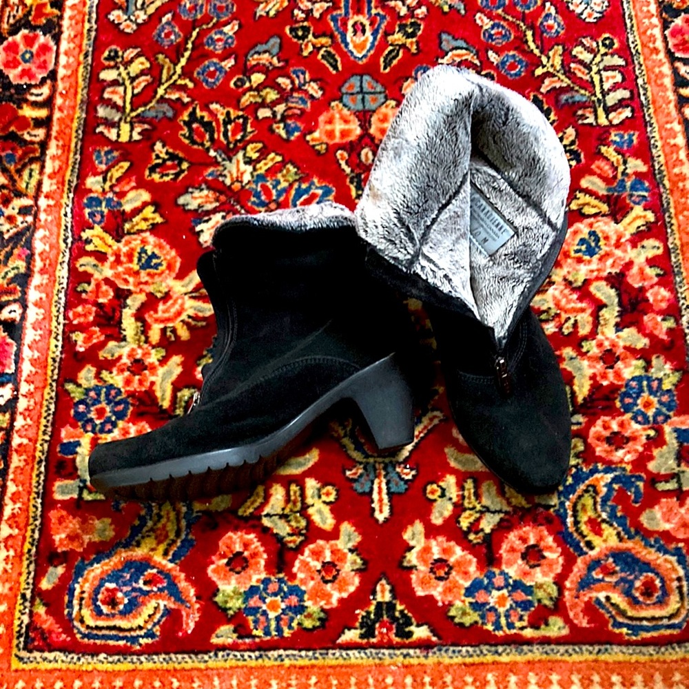 La Canadienne Warm Lined Suede Booties